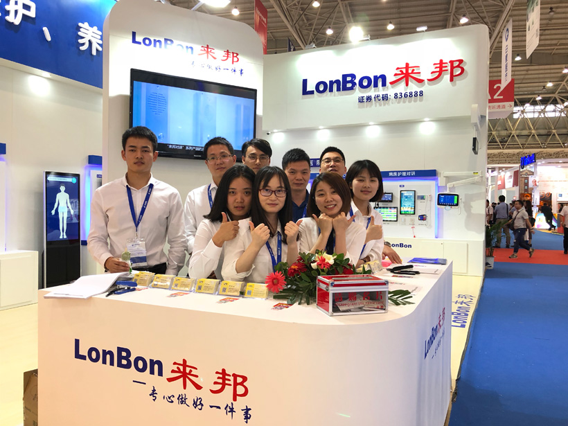 db旗舰官网第19届全国医院建设大会展位工作人员合影图